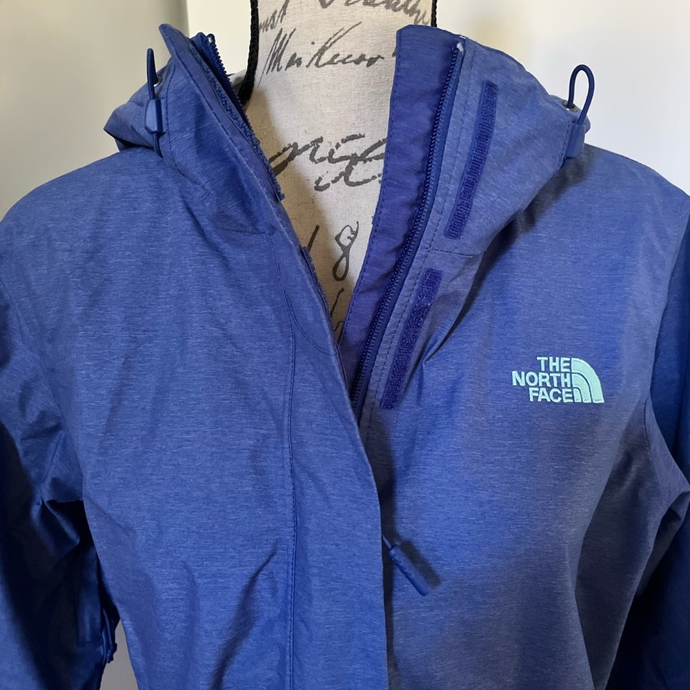 The North Face Venture 2 Rain Jacket in Sodalite Blue Heather. Women's Size: M. - Picture 4 of 15